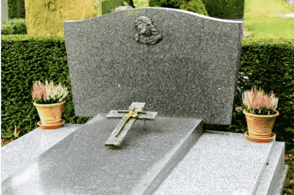Hommage à un proche décédé : pourquoi et comment personnaliser sa tombe ?