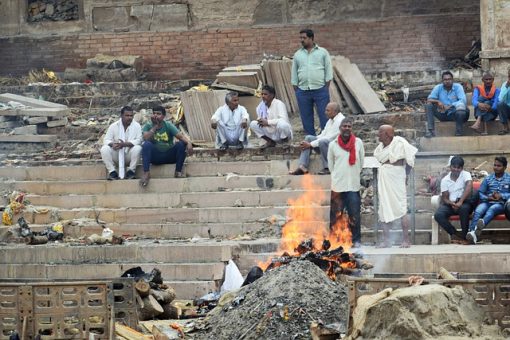 Tradition funéraire : le rituel de la crémation en Inde