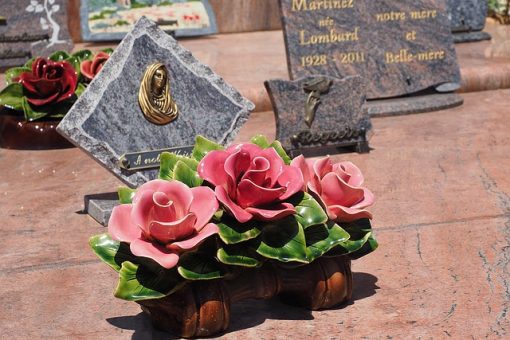 Cinq bonnes raisons de choisir une plaque funéraire altuglas