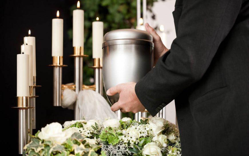 Comment mettre une urne dans un columbarium ?