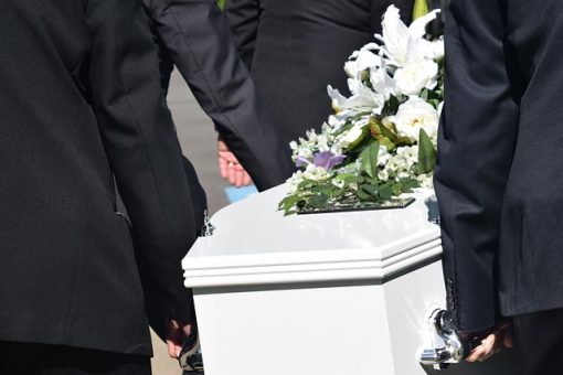 Hommage à un être cher : des idées d’ arrangements funéraires